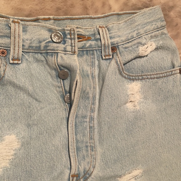 ✨distressed light wash Levi’s shorts✨ - Picture 3 of 5